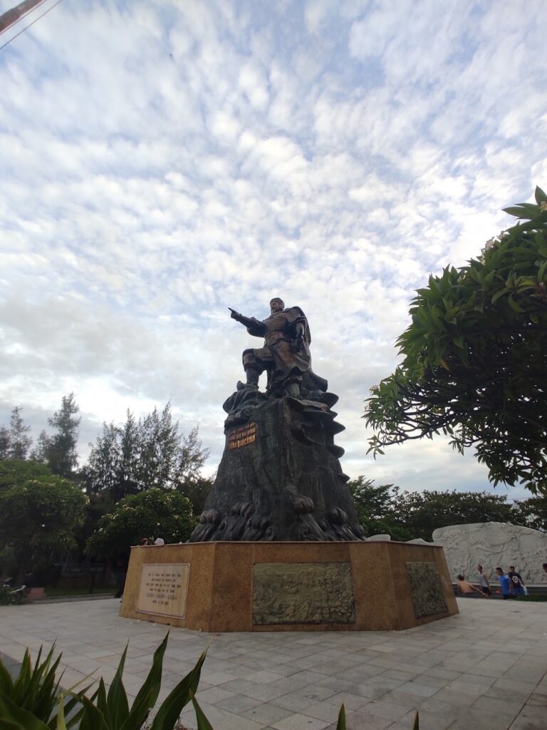 Den Tho Tran Hung Dao Nha Trang 2